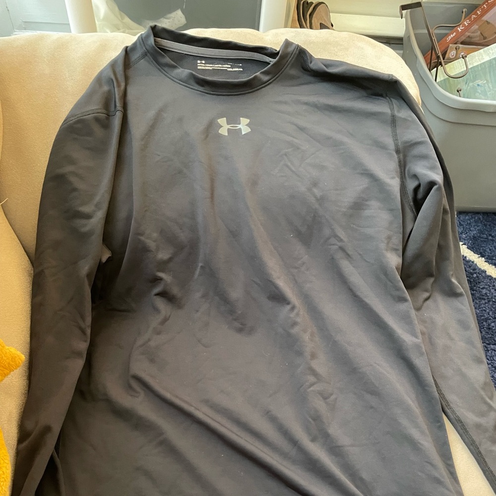 Grey long sleeve under Armour shirt